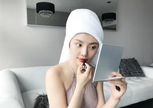 黑頭擠出來(lái)的白色東西很臭正常嗎?擠黑頭會(huì)讓毛孔變大嗎?