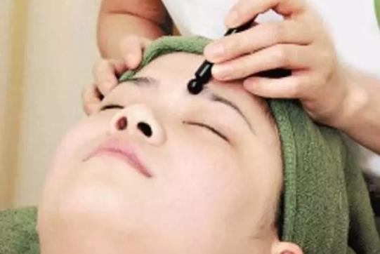 黑頭擠出來(lái)的白色東西很臭正常嗎?擠黑頭會(huì)讓毛孔變大嗎?