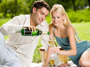 喝啤酒拉肚子怎么回事？啤酒過(guò)敏怎么辦