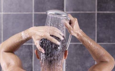 男性洗冷水澡