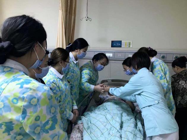 合川宏仁醫(yī)院骨科為4年疼痛的22歲小伙成功實施雙髖關(guān)節(jié)置換術(shù)