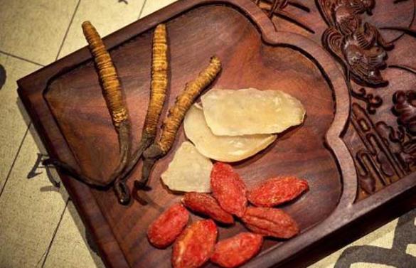冬蟲夏草是什么?冬蟲夏草的產(chǎn)地、產(chǎn)量及主要的功效與作用