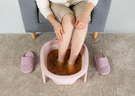 小孩流鼻涕可以用艾葉水泡腳嗎?小孩可以經(jīng)常用艾葉泡腳嗎?