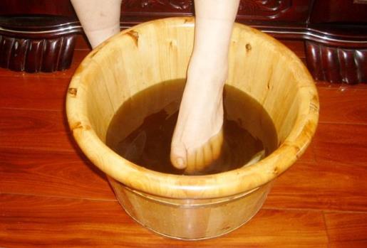 小孩流鼻涕可以用艾葉水泡腳嗎?小孩可以經(jīng)常用艾葉泡腳嗎?