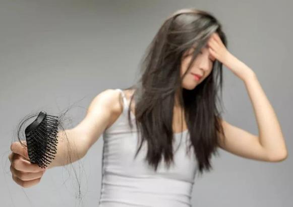 女生脫發(fā)吃什么?如何預(yù)防脫發(fā)