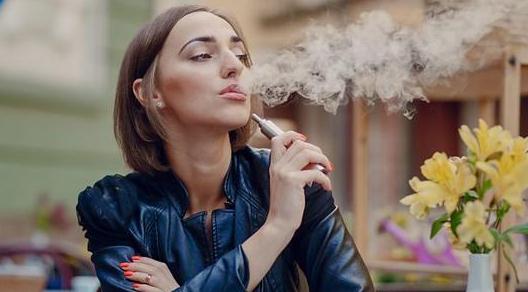 電子煙不吸進(jìn)肺里有害嗎 電子煙和真煙哪個(gè)傷肺