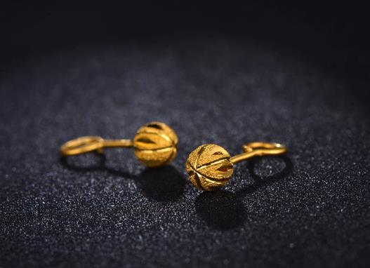 耳洞硬硬的可以擠嗎?為什么戴耳釘耳洞會臭?
