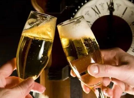 喝完酒后很口渴正常嗎?喝了酒可以直接睡覺(jué)嗎?