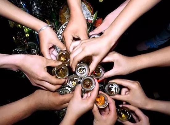 喝完酒后很口渴正常嗎?喝了酒可以直接睡覺(jué)嗎?