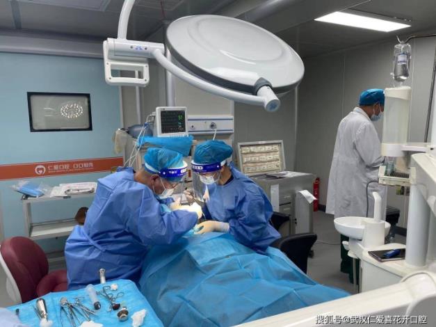 武漢仁愛口腔種植案例60歲王阿姨長“新牙”,多虧了“數(shù)字化即刻”種植!