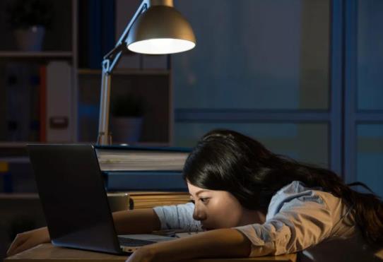 長(zhǎng)期熬夜突然正常作息內(nèi)分泌會(huì)紊亂嗎?長(zhǎng)期熬夜突然正常作息影響月經(jīng)嗎