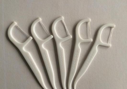 牙線棒怎么刮最里面的牙?是先刷牙還是先用牙縫刷?