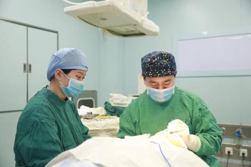 向勞動者致敬!重慶華美副院長李富強獲“重慶市第六屆勞動模范”稱號