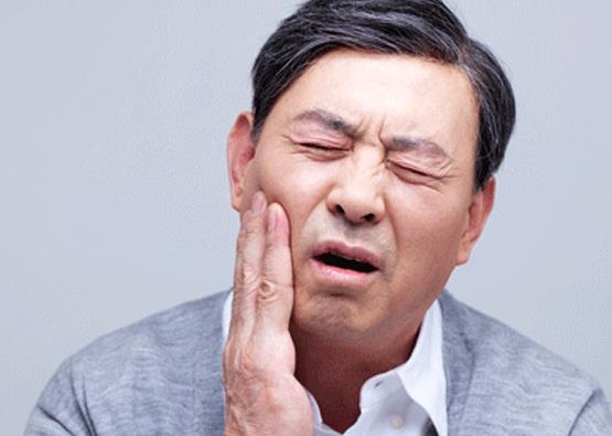 牙齦出血時(shí),不刷牙只漱口可以嗎?牙齦經(jīng)常出血的患者,在日常生活中應(yīng)注意哪些事?
