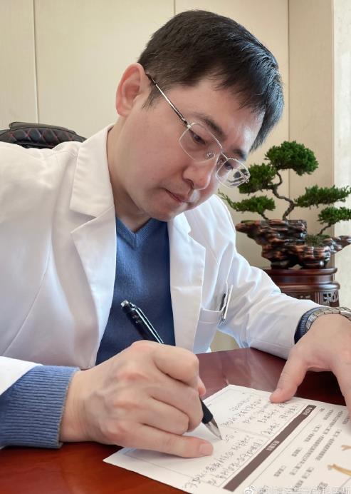 國(guó)內(nèi)最好的面部吸脂填充專家劉靖濤算不算?想找他做自體脂肪面部填充!