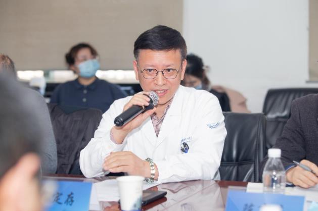 杭州市整形美容行業(yè)協(xié)會積極開展征詢工作,杭州市一主任醫(yī)師張菊芳主持會議