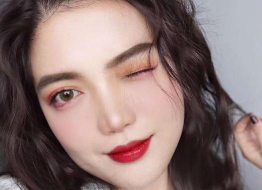 美瞳著色直徑13.6大嗎?美瞳為什么會跑到眼球上面