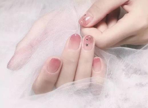 做的美甲翹起來了怎么沾上去?美甲貼能保持多久?