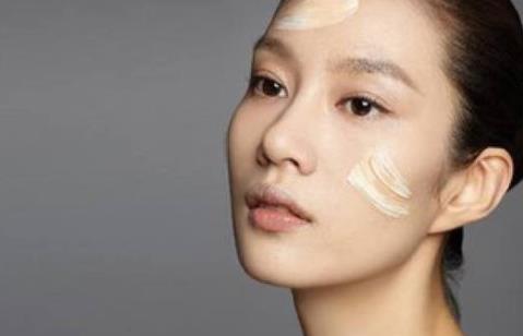 粉底液和氣墊有什么區(qū)別 粉底液怎么用有什么作用