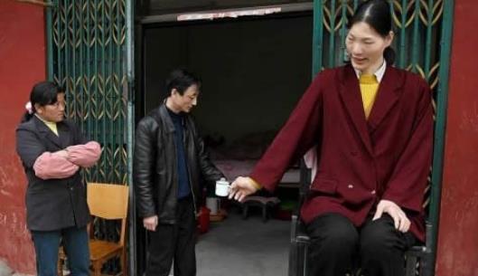 世界身高最高的女人 中國的曾金蓮2.48米
