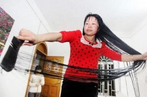 世界上頭發(fā)最長的女人 謝秋萍靠6米長頭發(fā)暴富