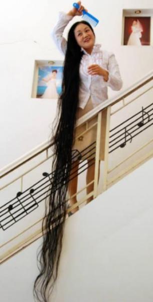 世界上頭發(fā)最長的女人 謝秋萍靠6米長頭發(fā)暴富