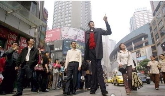 世界上腳最大的人 腳長(zhǎng)度達(dá)40.5厘米 要穿72碼的鞋