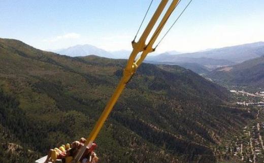 世界上最危險的游樂設(shè)施 死亡秋千建在高達(dá)400米的懸崖邊