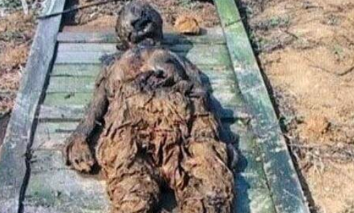 世界上第一個(gè)雙性人零口姑娘 因變異人身份被部落殘忍處死