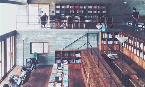最孤獨(dú)的圖書館 三聯(lián)書店海邊公益圖書館獨(dú)自佇立在空曠的沙灘
