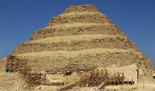 世界第一個(gè)金字塔 卓瑟王階梯式金字塔在公元前2680年左右建造
