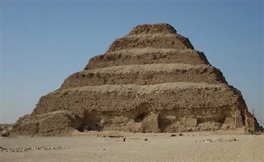 世界第一個(gè)金字塔 卓瑟王階梯式金字塔在公元前2680年左右建造