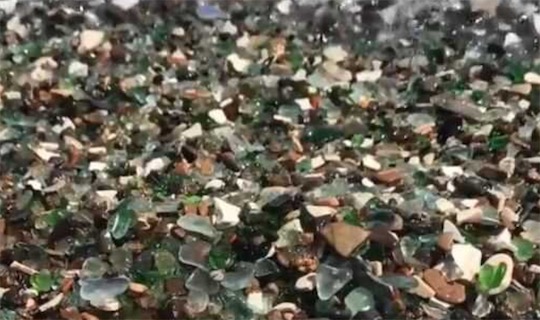 世界上最漂亮的垃圾海灘 每年上1000人去撿玻璃珠寶