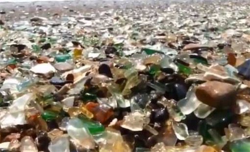 世界上最漂亮的垃圾海灘 每年上1000人去撿玻璃珠寶