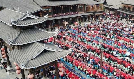 世界上最長的一桌酒席 貴州省一張桌子上坐了兩萬多人