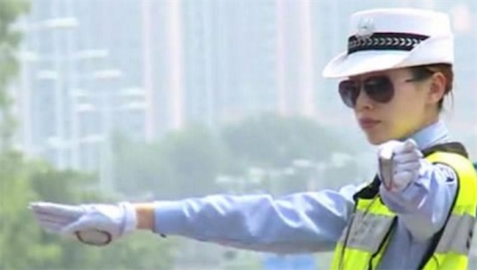 最美女交警 一米七的馮立曾經(jīng)是資深模特