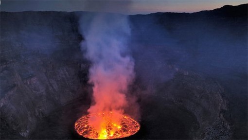 世界上最大的熔巖湖 尼拉貢戈火山坑火山口最大直徑2千米