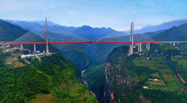 世界最高的跨江大橋都格北盤江大橋 高度565米相當(dāng)于200層樓高