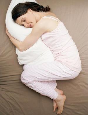 中醫(yī)認(rèn)為最好的睡眠姿勢(shì)是向右側(cè)睡