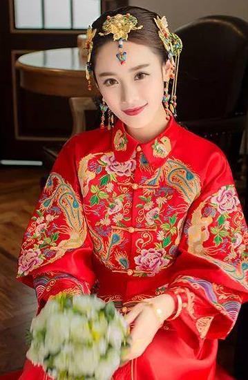 敬酒的時(shí)候可以穿秀禾服嗎?秀禾服能不能穿別人穿過(guò)的