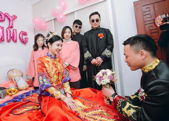 婚禮新娘下車腳要踩什么?為什么要將新郎用膠帶纏在樹上
