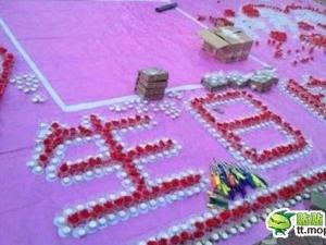 男子赴大學(xué)點3千支蠟燭求婚遭拒