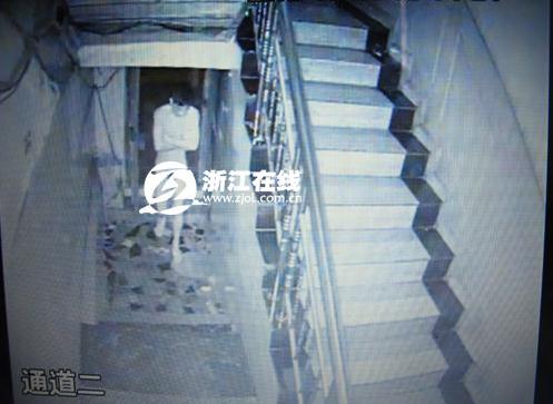 男子裸身偷女性內(nèi)褲和絲襪,稱光著身子很刺激