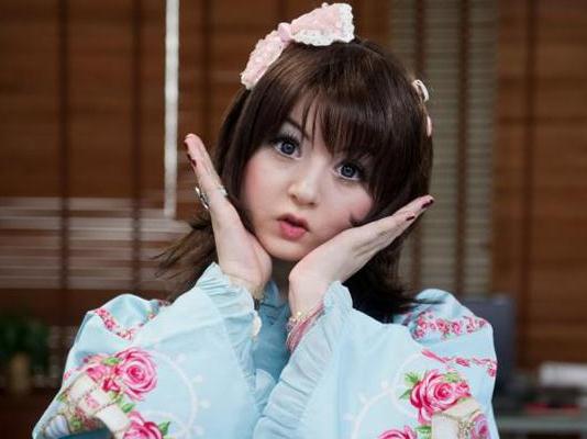 英國15歲瓷娃娃少女爆紅網(wǎng)絡(luò)遭追捧,有網(wǎng)友稱是怪胎