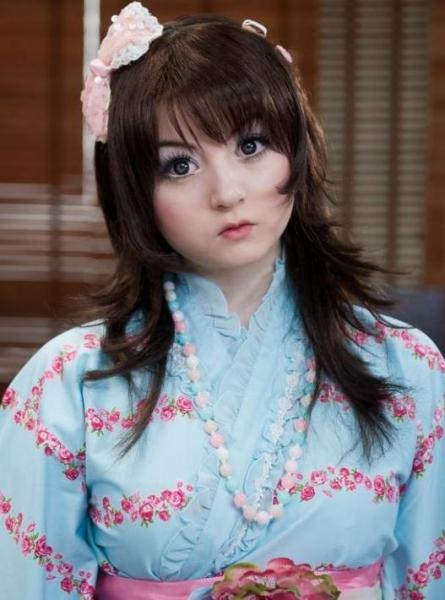 英國15歲瓷娃娃少女爆紅網(wǎng)絡(luò),專家擔(dān)心潮流使青少年早熟