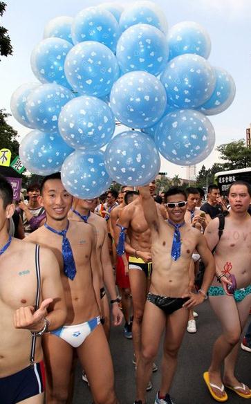 臺灣5萬名同性戀大游行,呼吁同志要婚姻平權(quán),也要伴侶多元