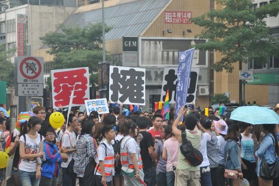 臺灣5萬名同性戀大游行,呼吁同志要婚姻平權(quán),也要伴侶多元
