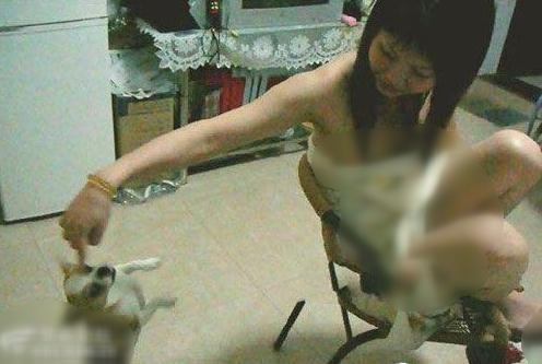美國(guó)母親母乳喂養(yǎng)寵物狗“蜘蛛”兩年,國(guó)內(nèi)喂奶門(mén)90后小妹擠奶喂小狗,英國(guó)“離譜狗媽”用乳汁喂女兒和小狗