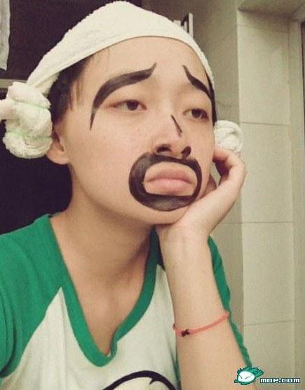 鬼臉妹子微博曬鬼臉犯二組圖走紅,早就說過不能放我一個(gè)人在宿舍