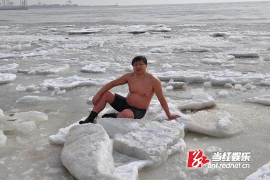 耐寒奇人長沙街頭挑戰(zhàn)人類耐寒極限,比基尼美女體驗“冰凍”